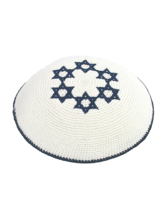 כיפה סרוגה לבנה עם מגני דוד כחול כהה | כיפה סרוגה